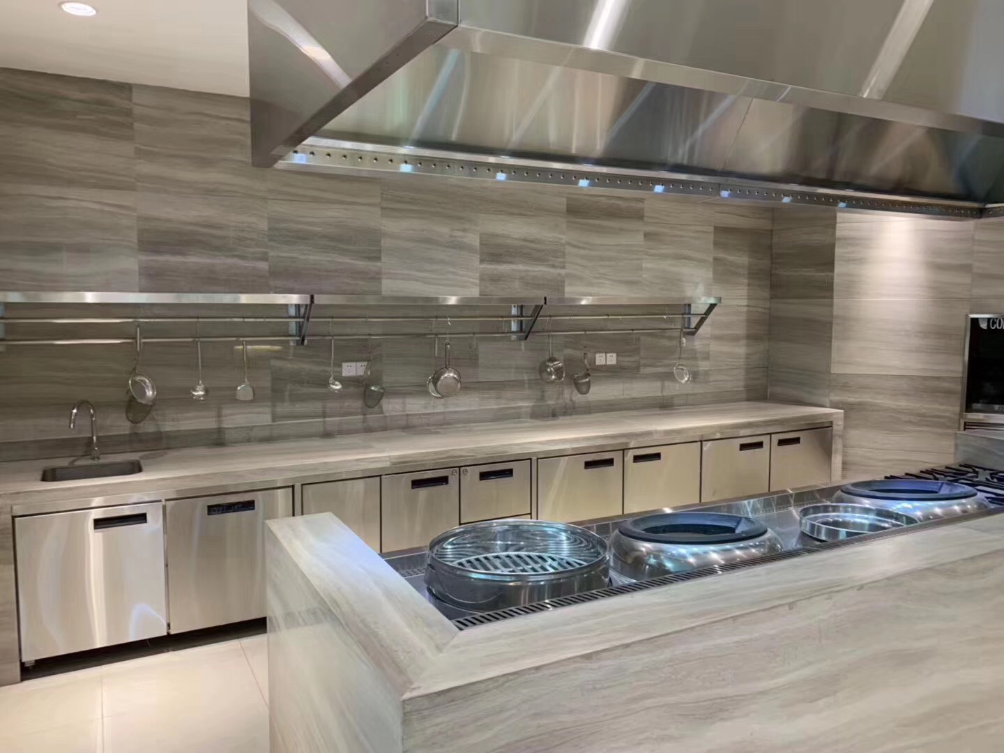 廚房設備維修保養,油煙管道清洗,大型油煙機清洗,煙道清洗,廚房清洗,油煙凈化器改造安裝